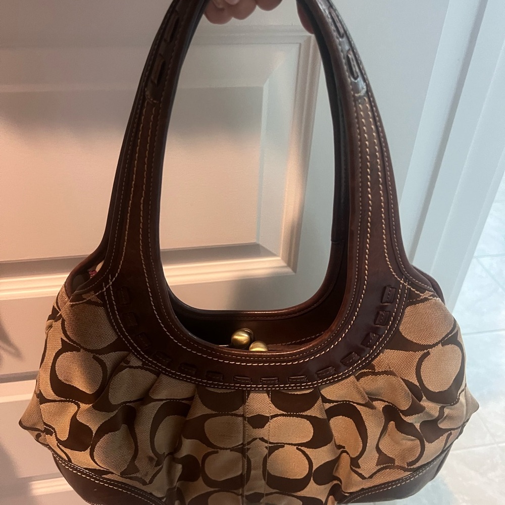 Vintage Monogram Ergo Kisslock Coach Purse | Iconic and super cute!